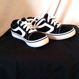 Kid's sz 1 Wonder Nation sneakers in black and white. Very good catch 👏